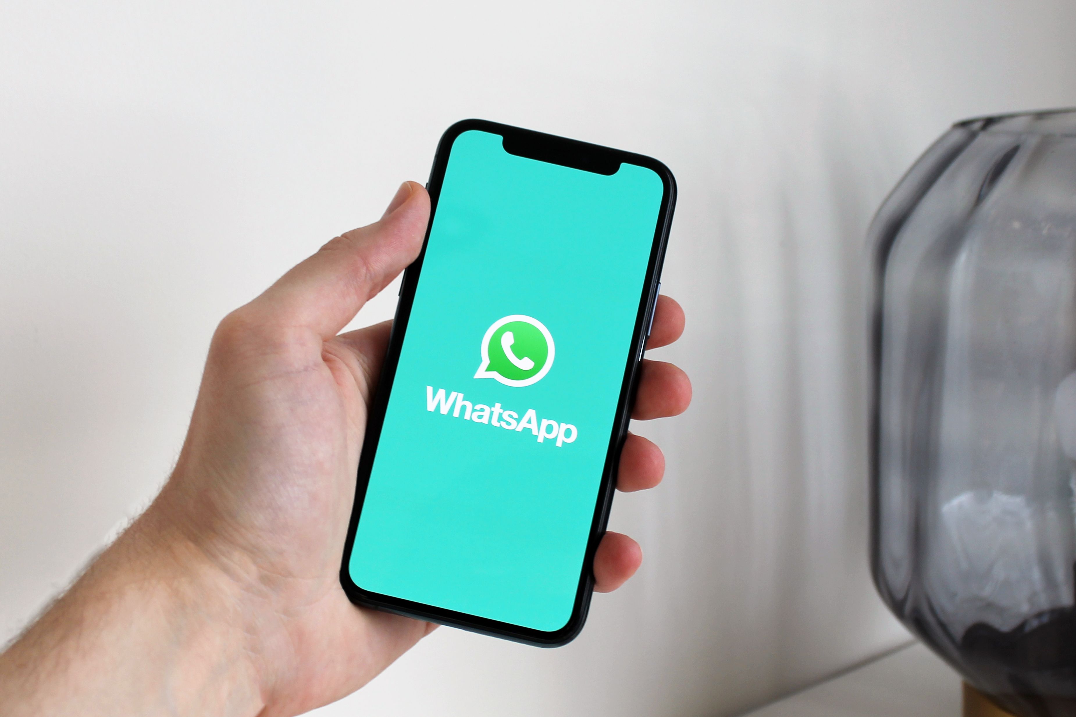 Notificaciones WhatsApp para tu ERP Móvil mostrando WhatsApp, notificaciones automáticas desde el ERP de Daemon4