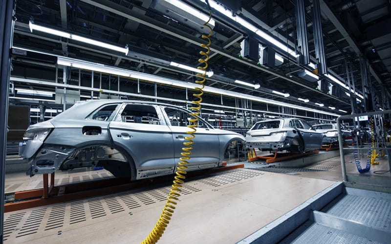 Línea de producción en industria del automóvil